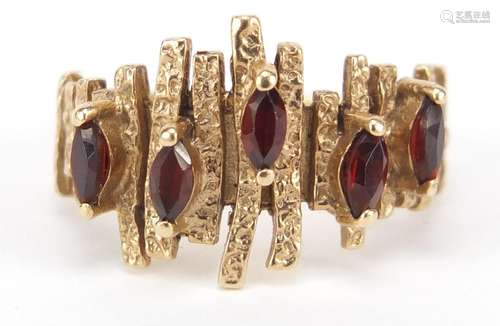 9ct gold naturalistic garnet ring, size K, 3.8g : For Further Condition Reports Please Visit Our