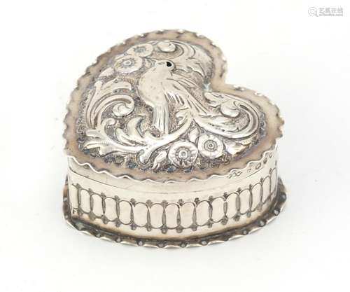 Victorian silver love token box of heart shape form by Frederick Bradford Macrea, the detachable lid