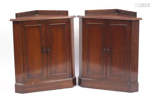 Pair of Edwardian mahogany two door corner cupboards, 85cm H x 75cm W x 52cm D : For Further