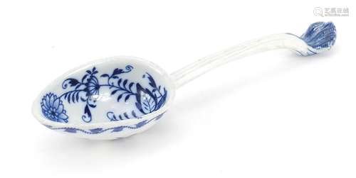 Large Meissen porcelain ladle hand painted in the Blue Onion pattern, 32cm in length : For Further