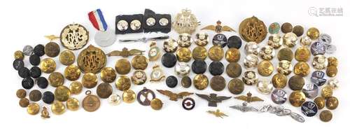 British military World War I and later Royal Air Force militaria comprising cap badges, pips and