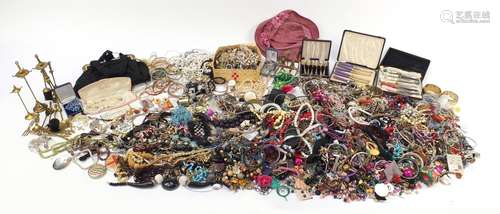 Extensive collection of vintage and later costume jewellery including necklaces and earrings : For