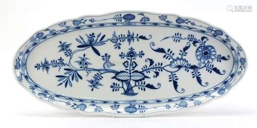 Large Meissen salmon platter hand painted in the Blue Onion pattern, crossed sword marks to the