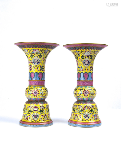 A PAIR OF YELLOW-GROUND FAMILLE-ROSE VASE…