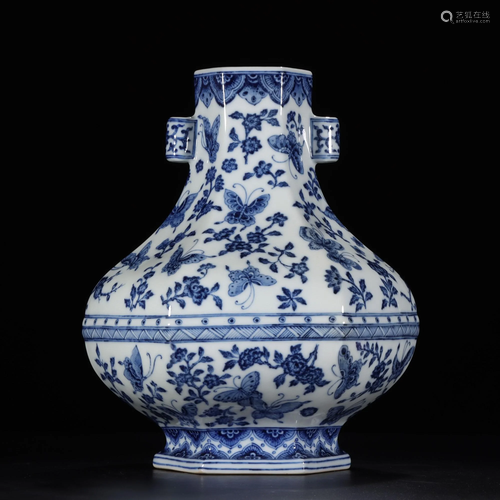 A BLUE NAD WHITE VASE.MARK OF QIANLONG