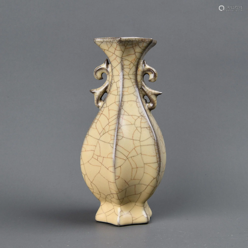 A GEYAO-GLAZED VASE