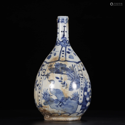 A BLUE AND WHITE BOTTLE VASE