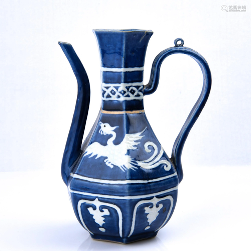 A BLUE AND WHITE 'DRAGON' EWER