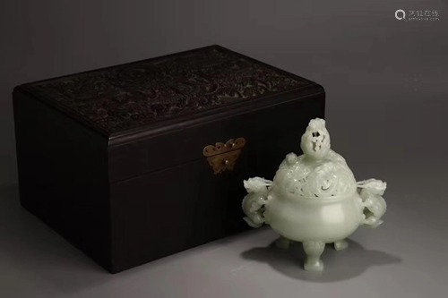 A CARVED WHITE JADE CENSER AND COVER