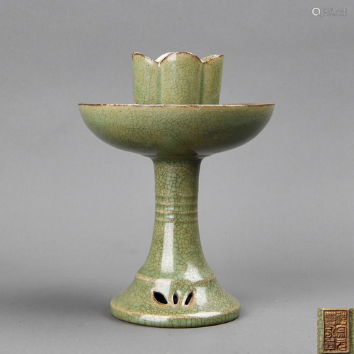 A RUYAO-GLAZED LAMP