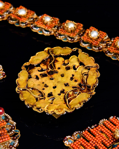 A SET OF CORAL-INLAID GILT-SILVER HAIRPINS.QING P…