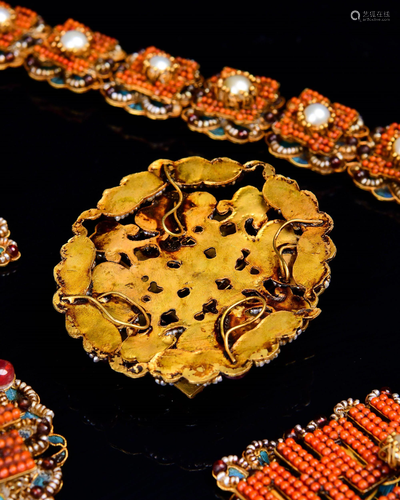 A SET OF CORAL-INLAID GILT-SILVER HAIRPINS.QING P…