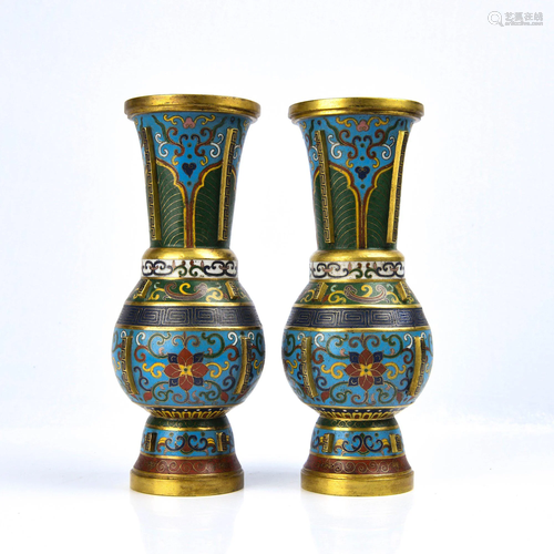 A PAIR OF CLOISONNE ENAMEL VASES.MARK OF QIA…