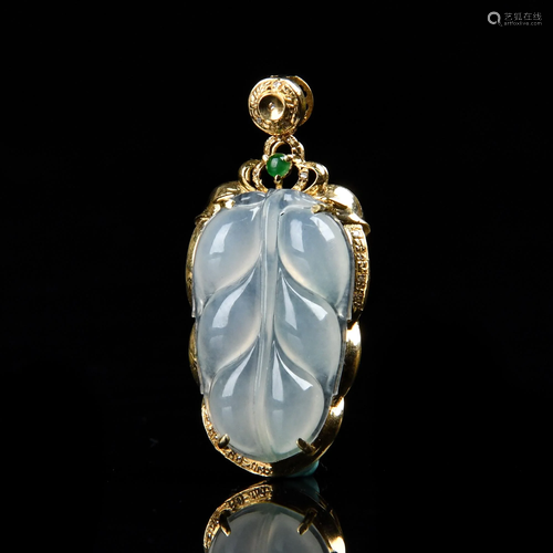 A JADEITE INLAID 18 K PENDANT