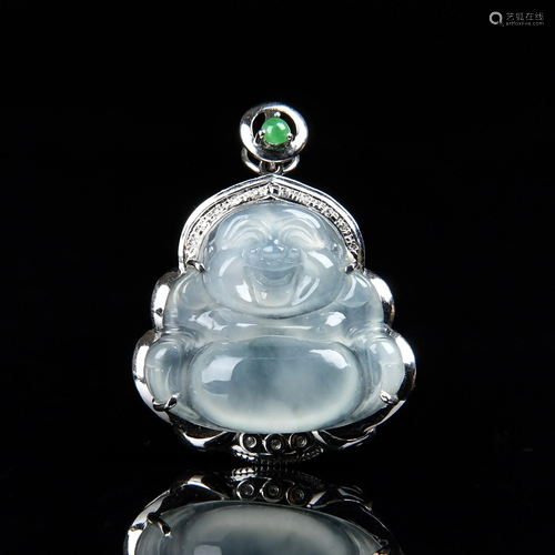 A JADEITE INLAID 19 K PENDANT