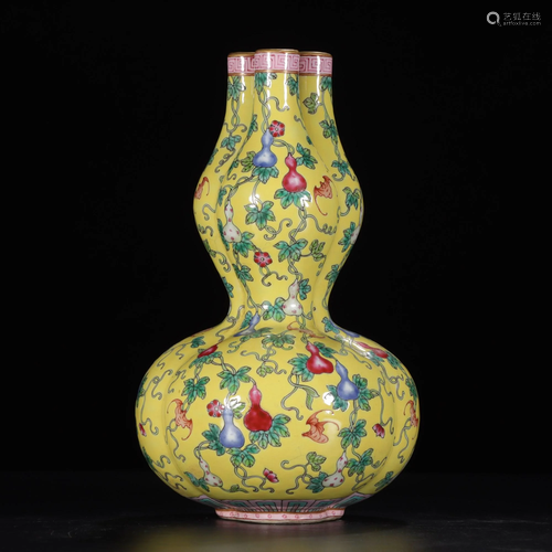 A YELLOW-GROUND DOUBLE-GOURD VASE.MARK …