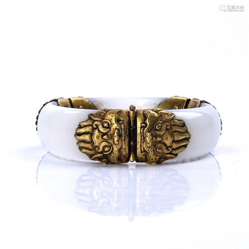 AN AGATE INLAID GOLD BANGLE