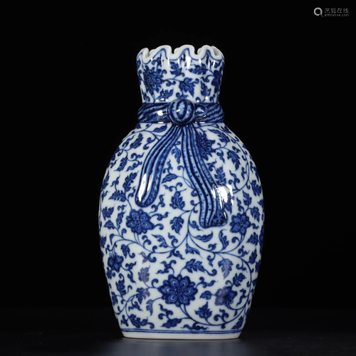 A BLUE NAD WHITE VASE.MARK OF QIANLONG