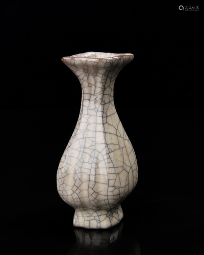 A GEYAO-GLAZED VASE