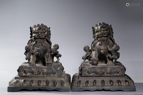 A PAIR OF BRONZE LIONS.MING PERIOD