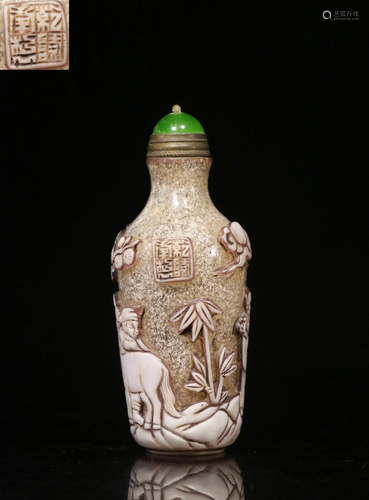 A CARVED GL*** SNUFF BOTTLE.MARK OF QIANLONG