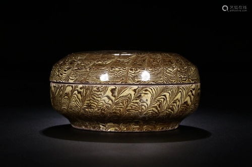 A CIZHOU-GLAZED BOX AND COVER .MING PERIOD