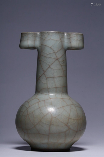 A GUANYAO-GLAZED VASE.QING PERIOD