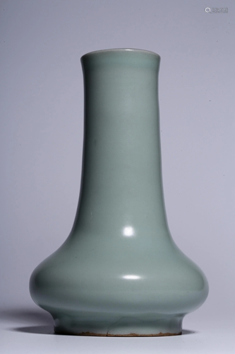 A GUANYAO-GLAZED VASE.SONG PERIOD