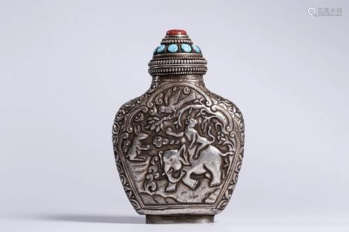 A CARVED SILVER SNUFF BOTTLE.QING PERIOD