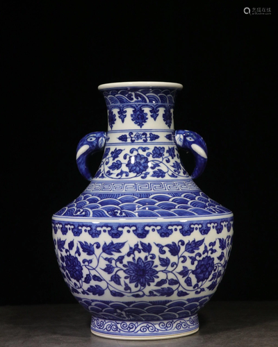 A BLUE AND WHITE VASE.MARK OF QIANLONG