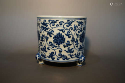 Chinese Ming Dynasty Mark Of Xuande Blue And White Tripod Furnace