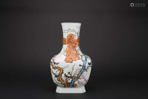 Qing dynasty famille rose bottle with flowers and birds pattern