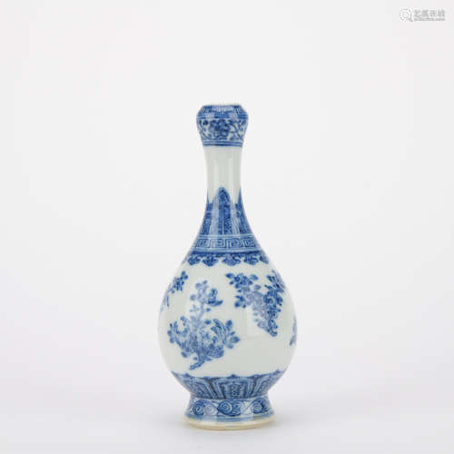 Qing dynasty blue and white bottle with flowers pattern