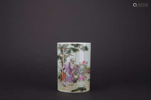 Qing dynasty famille rose pen container with figure pattern