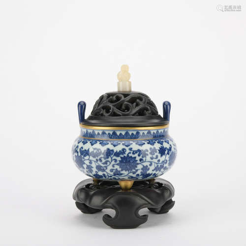 Qing dynasty blue and white incense burner with flowers pattern