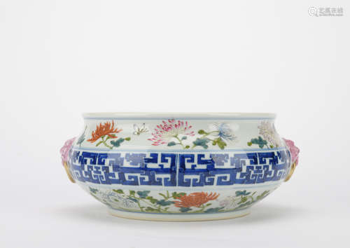 Qing dynasty famille rose jar with flowers pattern