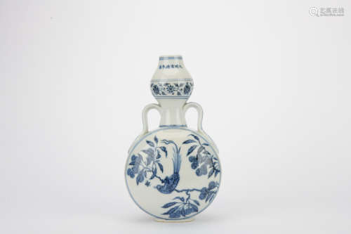 Ming dynasty blue and white bottle with flowers pattern