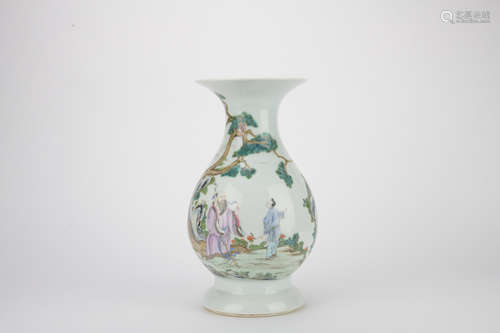 Qing dynasty famille rose bottle with figure pattern