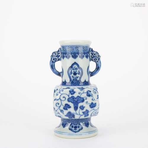 Qing dynasty blue and white bottle with flowers pattern