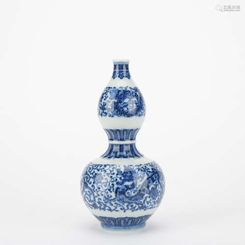 Qing dynasty blue and white gourd bottle with ****** pattern