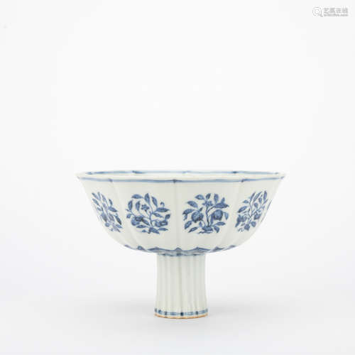 Ming dynasty blue and white high-foor bowl with flowers pattern