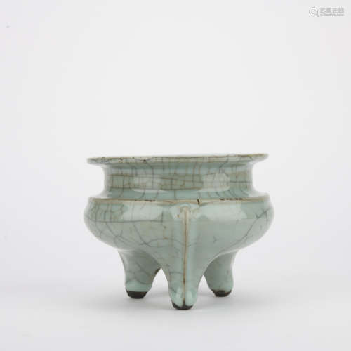 Song dynasty Long quan kiln tripod furnace