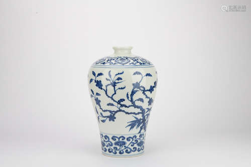 Qing dynasty blue and white prunus vase with flowers pattern