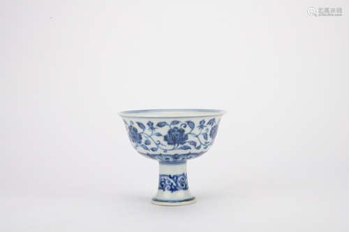 Ming dynasty blue and white stem cup with flowers pattern