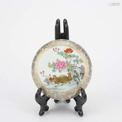 Qing dynasty famille rose powder box with flowers and birds pattern