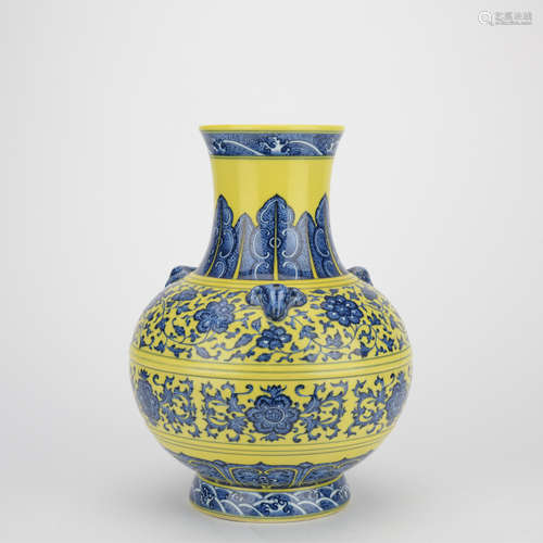 Qing dynasty blue and white yellow glaze jar with flowers pattern