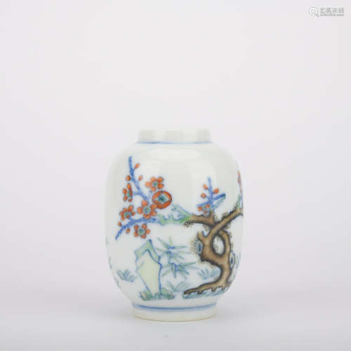 Qing dynasty contending colors bottle with flowers pattern