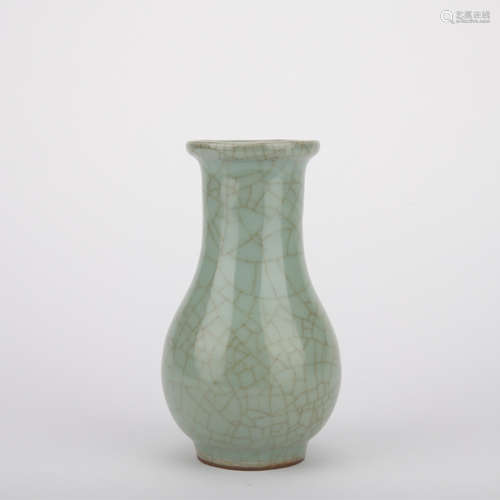 Song dynasty Guan kiln bottle