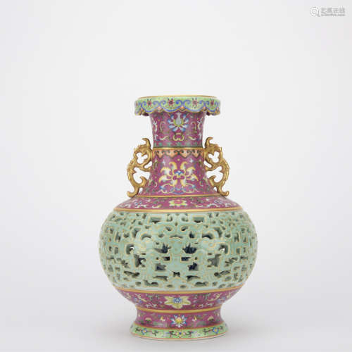 Qing dynasty multicolored bottle with flowers pattern