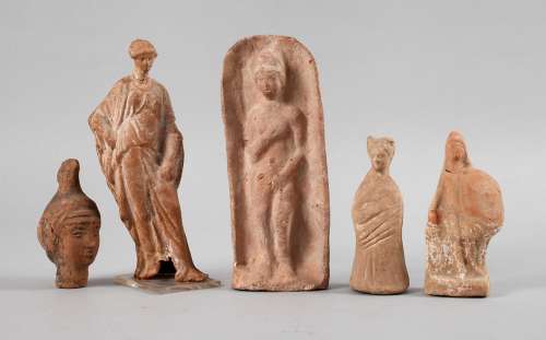 Konvolut figürliche Terrakotten des Altertums5 Stück, dabei eine Tanagra-Figur, ein Minerva-Kopf,